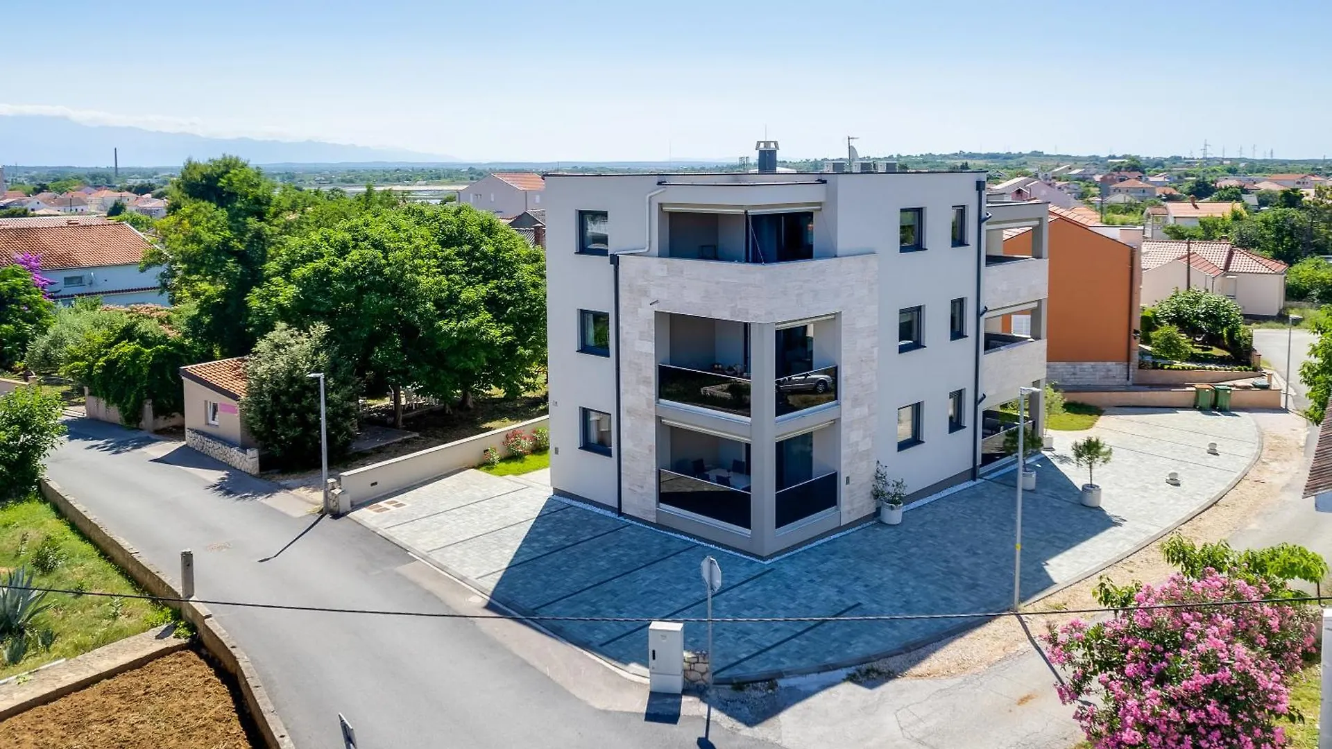 Salt Bloom Apartments Nin