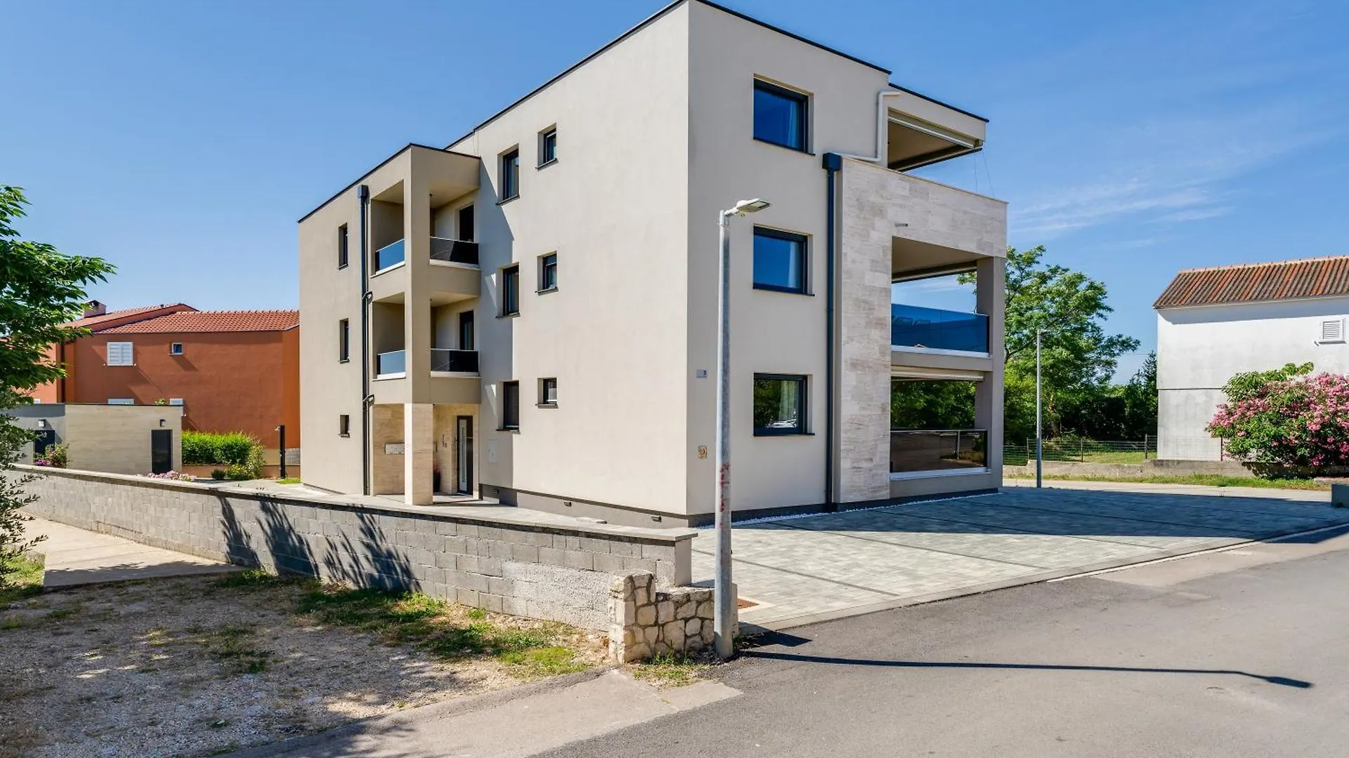 Salt Bloom Apartments Nin